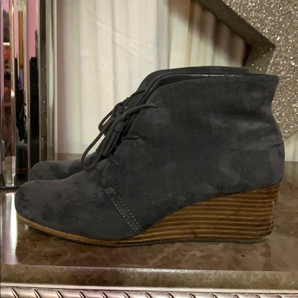 Dr. Schools gray suede wedge boots